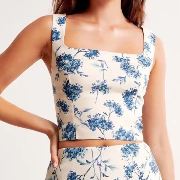 Abercrombie & Fitch Tops - NWT Abercrombie & Fitch Blue & White Floral Crop Top Size Large